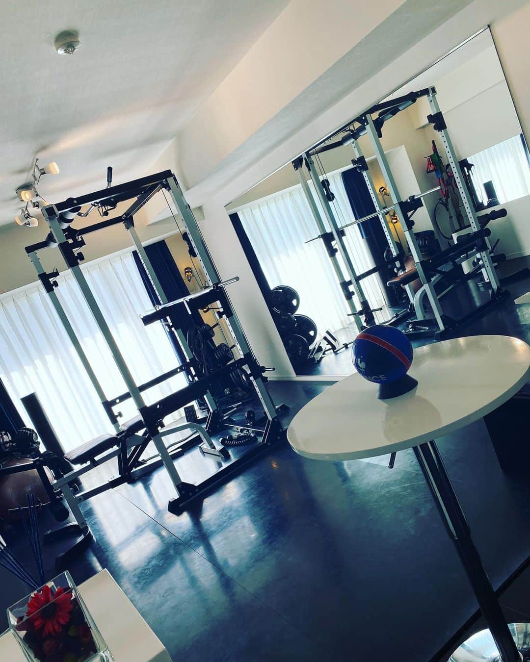 のインスタグラム：「パーソナルトレーニング始めました。 数年前と少ししか体重は変わらないのに シルエットは大きく変わってる😱 このままでは好きなファッションも楽しめなくなる😭 なんとかせねばと一念発起 でも お酒と美味しい🍴は制限したくない！ 暴飲暴食はさけて ストレスなく頑張ってます💪 見ないフリしてたとこにも意識を向けて✨ 何事もバランスよね☺︎ @beaugoal  #beaugoal #パーソナルトレーニング #六本木 #24時間会員制プライベートジム」