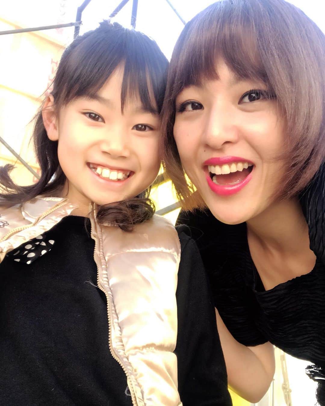 五十鈴ココのインスタグラム：「川口のイベントにて 屋外で 歌わせていただきました なう！  ちと 体調悪かったのだが 天気もよくて 元気チャージになりました！ 自然に感謝、  お外で歌うの気持ちいい  可愛い女の子から 花束をいただきました  ありがとう」