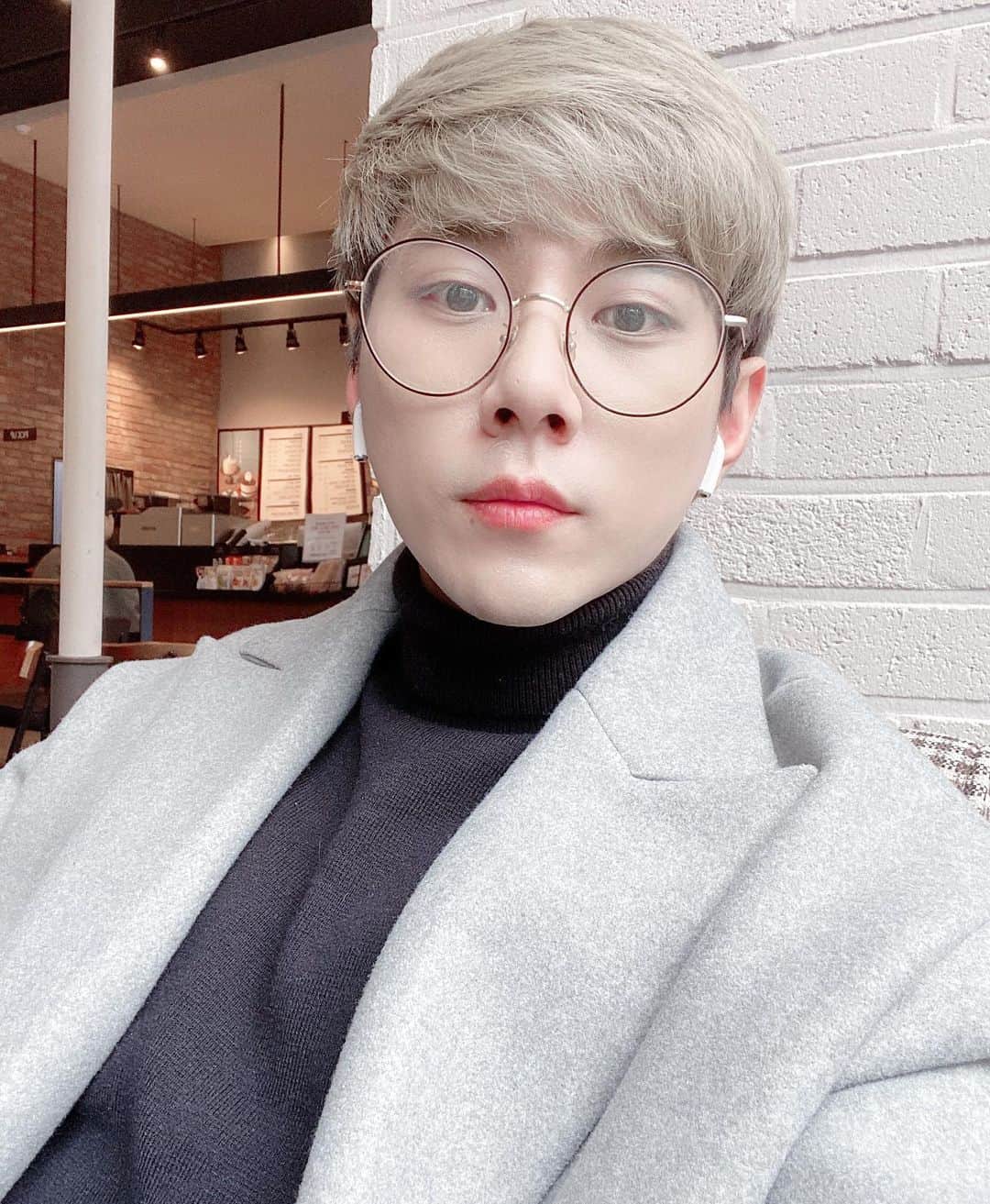 ジョンウク のインスタグラム：「돌잔치 낮술은 힘들어 🍺🍺🍺 . . . .  아프리카tv 유튜브 가수정욱 검색해주세요.. ㅎㅎ . . . . . . #서울#인천#홍대#도쿄#연남동#연트럴파크#인하대#데일리#가수정욱#정욱#그사람그대라서#뚫고싶어라#Heyyou#스트리밍#축가#축가문의#DM #촬영#태양#소원#힐링#아프리카티비#운동#아프리카TV」