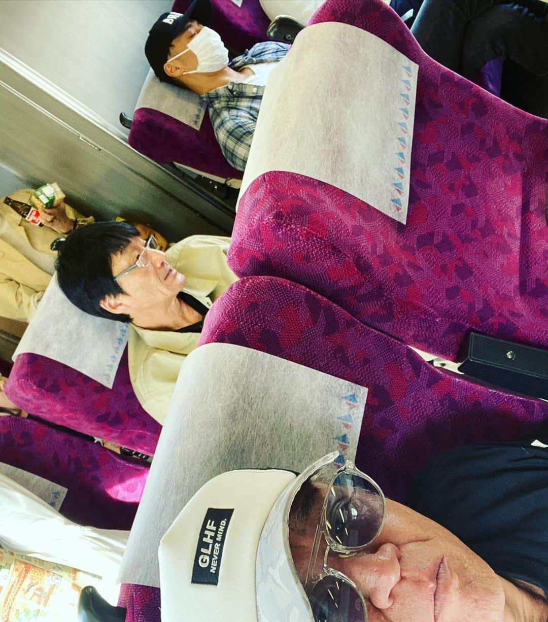 小沢仁志さんのインスタグラム写真 - (小沢仁志Instagram)「帰りの列車で一人台本作り❗️ 他は寝てるが…笑」11月2日 14時31分 - ozawa_hitoshi