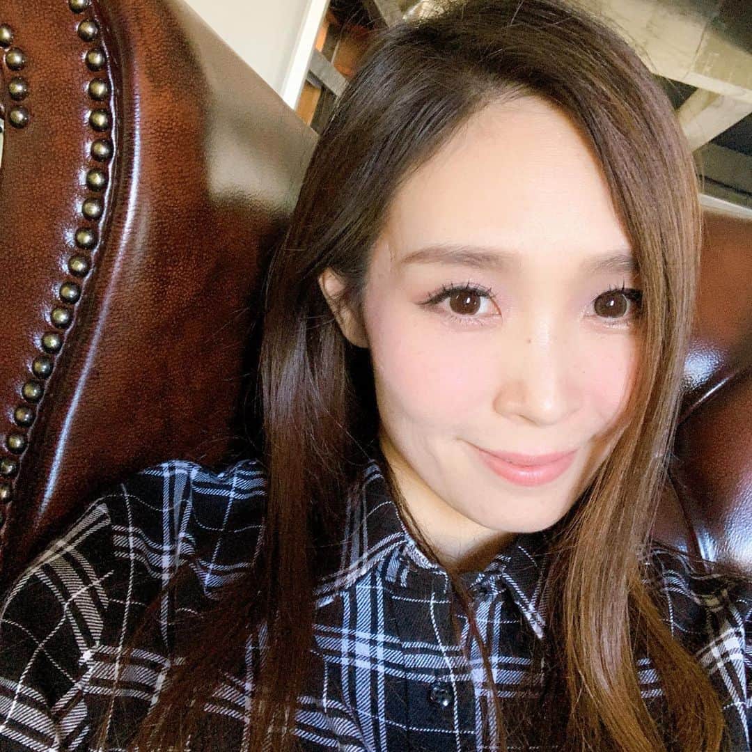 愛内里菜のインスタグラム：「今月から﻿ 生配信の17(イチナナ)を再開することになりました‼️﻿ ﻿ 出先だけど﻿ 今日これから配信するので﻿ 見に来てもらえると嬉しいです😌🙏✨﻿ ﻿ ペット博大阪初日にお越しくださった﻿ みなさまありがとうございました‼️😆🌈🌈🌈🐶﻿ ﻿ ﻿ #生配信 #配信開始 ﻿ #イチナナ #イチナナライブ﻿ #愛内里菜 改め #R として #歌手 再始動﻿ #垣内りか #垣内倶楽部 ﻿ #新曲 #邦ロック#ミュージック#音楽の力﻿ #音楽」