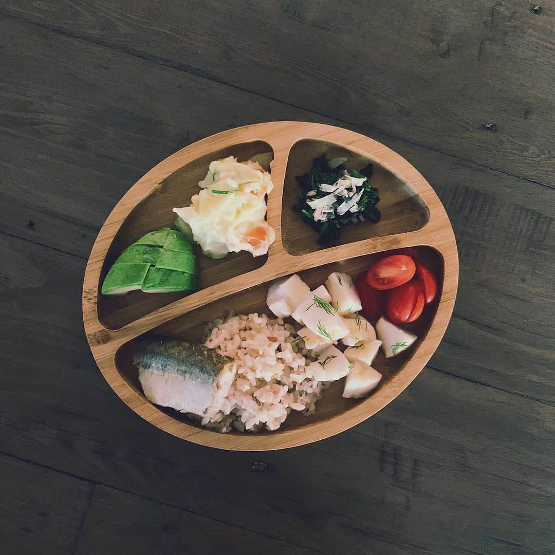 吉川ひなのさんのインスタグラム写真 - (吉川ひなのInstagram)「息子の夜ご飯🍴  たまに、こんなに用意しても全部食べきれないのでは？というコメントをいただくのですが  実は 息子は、、、、、、、 これでも足りず、一緒に食べながら様子を見て、みんなで食べてる大皿のほうから足りなそうなものを色々補充していきながら食べています😅  まだちゃんと噛めないものは大急ぎでまな板に持っていってみじん切りに😂  なんだか頼もしいです🙏🏻」11月2日 14時32分 - hinanoyoshikawa