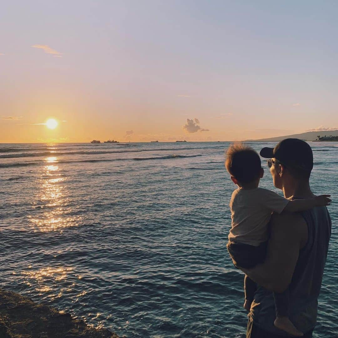 吉川ひなのさんのインスタグラム写真 - (吉川ひなのInstagram)「子どもたちの見つめる未来が、素晴らしいものでありますように。  #息子HawaiiLife #わたしの大好きな男子2名 #おとしゃんとボク #彼と私の願いは同じ」11月2日 14時39分 - hinanoyoshikawa