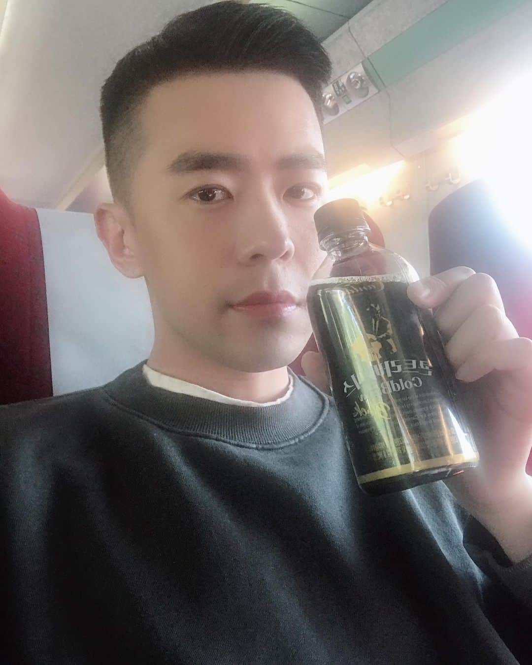 ジノンのインスタグラム：「부대에서도#콘트라베이스 밖에서도#콘트라베이스 #☕️ 마셔도 잠은 내가 제일 잘잠🤗!!」