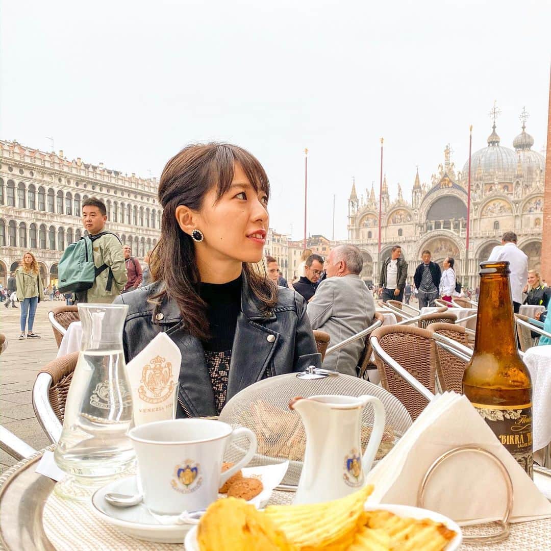 林弓束さんのインスタグラム写真 - (林弓束Instagram)「ベネチア〜✨✨ #サンマルコ広場  サンマルコ広場のカフェ #florean で生演奏聴きながらお茶をして優雅な時間過ごせました🎵 広場のまわりには素敵な #ベネチアンガラス のお店がたくさんありました✨ 鳩がたくさんいた😂😂 . . .  #イタリア旅行  #新婚旅行　#ハネムーン　#イタリア  #ベネチア　#ベニス #ヨーロッパ」11月2日 14時49分 - hayashiyuzuka