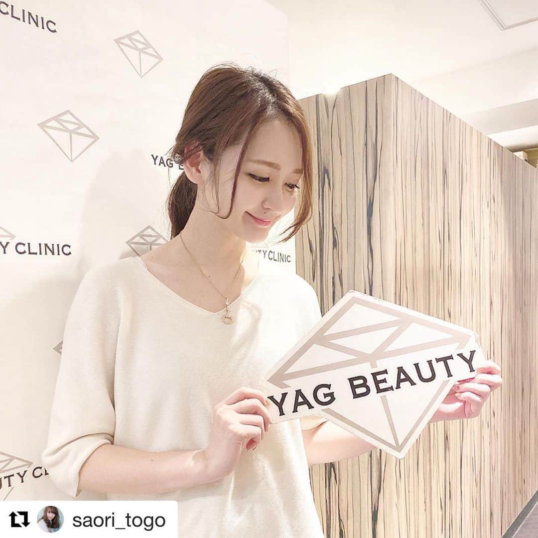 のインスタグラム：「ご来院ありがとうございます✩.*˚ . .  #Repost @saori_togo ・・・ YAG BEAUTY CLINIC渋谷院にて、レーザートーニング3回目受けてきたよ✨ ・ レーザートーニングは、肝斑、シミ、毛穴、くすみ、ハリの改善を目的としたレーザー治療。 受けるたびお肌が良くなってるのがわかるし、 なんとほっぺたにあったホクロがどんどん薄くなってるのも嬉しい😊（ホクロ除去が目的ではないんだけど薄くなるらしい。だから口の上のホクロは気に入ってるからいつも保護してもらってる🤲笑） 月一で通ってるんだけど毎回すごーく楽しみ♥︎ これからのお肌も楽しみだなぁ…✨ ・ 渋谷院YAG BEAUTY CLINIC ☏0120915959 ・ #YAGBEAUTY #レーザートーニング #RRRマスクパック  #PR」