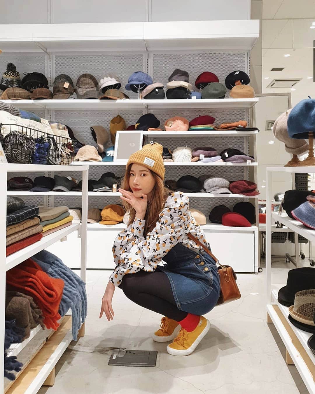 エリッサ・ヤマダのインスタグラム：「Beanie shopping cos I've bean lazy to style (and wash, tbh) my hair lately. The cold weather makes me a sloth 🙃 . 👜: @memento.bag • 👟: @lovebonitoid  #ellejessintokyo #ellejessinjapan」