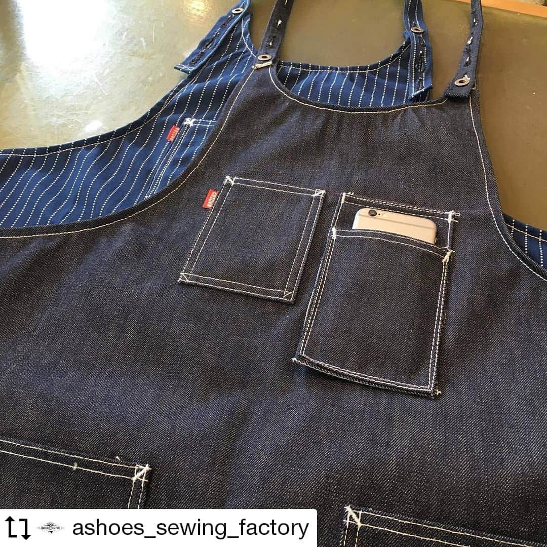 select shop「ASHOES」 SHOP STAFFのインスタグラム：「#Repost @ashoes_sewing_factory Made by @Image.Downloader · · · · オリジナルエプロン。 なんだか最近人気なんで、この際さらにかぶせていきます^_^  コーンミルズ12.5ozのデニム生地と、ウォバッシュ10ozの、2バリエーションあります。  ぜひぜひ^_^ −−−−−−−−−−− #エプロン #apron #デニムリペア #ジーンズ修理 #デニム修理 #サイズ変更 #幅出し #handmade #ハンドメイド #ashoes #亜洲'S #さいたま #大宮 #デニム #ジーンズ #裾上げ #チェーンステッチ #お直し #リペア #穴埋め #タタキ #singersewing #Unionspecial #sewing #sewingmachine #ミシン #シンガーミシン #ユニオンスペシャル #jukI」