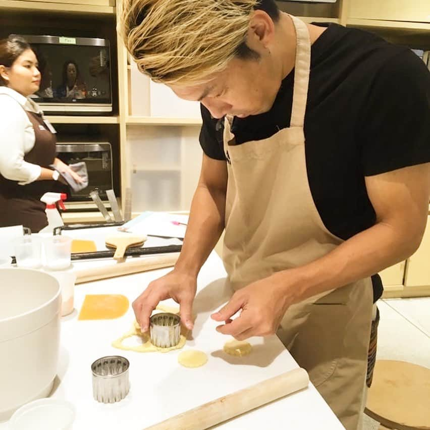 馬場悠企さんのインスタグラム写真 - (馬場悠企Instagram)「Making cookies in ABC cooking  楽しいクッキー作りでした😊 台所に一切立たない自分。 そんな自分がクッキーを作ってもそれなりの形になる！ 美味しさも十分😁👍 次回はチーズケーキ作ります‼︎ 楽しみに✨  #abcクッキング #abccooking #バンコク #bangkok #セントラルワールド #centralworld #お菓子作り #デザート作り #タイ人と一緒に学ぶ #自分不器用なんで #人より遅め #twitter #facebook #instagram」11月2日 15時06分 - yuki_bamba32