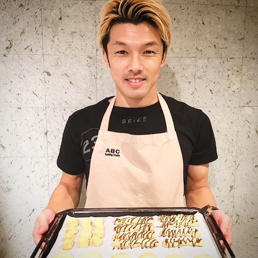 馬場悠企さんのインスタグラム写真 - (馬場悠企Instagram)「Making cookies in ABC cooking  楽しいクッキー作りでした😊 台所に一切立たない自分。 そんな自分がクッキーを作ってもそれなりの形になる！ 美味しさも十分😁👍 次回はチーズケーキ作ります‼︎ 楽しみに✨  #abcクッキング #abccooking #バンコク #bangkok #セントラルワールド #centralworld #お菓子作り #デザート作り #タイ人と一緒に学ぶ #自分不器用なんで #人より遅め #twitter #facebook #instagram」11月2日 15時06分 - yuki_bamba32