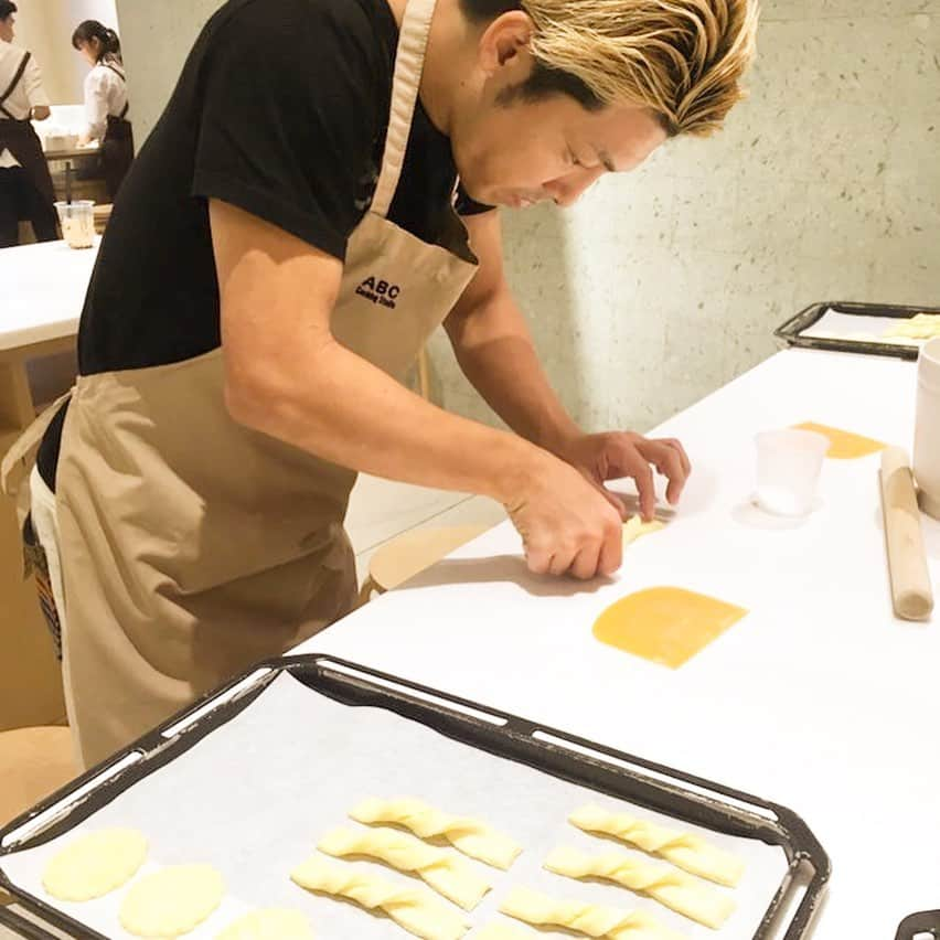 馬場悠企さんのインスタグラム写真 - (馬場悠企Instagram)「Making cookies in ABC cooking  楽しいクッキー作りでした😊 台所に一切立たない自分。 そんな自分がクッキーを作ってもそれなりの形になる！ 美味しさも十分😁👍 次回はチーズケーキ作ります‼︎ 楽しみに✨  #abcクッキング #abccooking #バンコク #bangkok #セントラルワールド #centralworld #お菓子作り #デザート作り #タイ人と一緒に学ぶ #自分不器用なんで #人より遅め #twitter #facebook #instagram」11月2日 15時06分 - yuki_bamba32