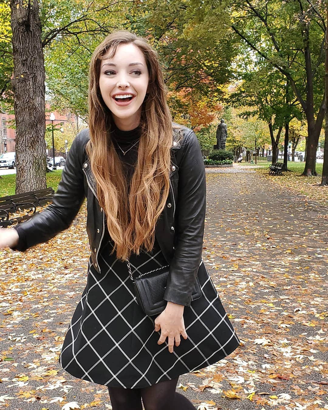 エマ・デュモンのインスタグラム：「I'm so in love with Boston. It's not even funny. 🍁🍁🍁」