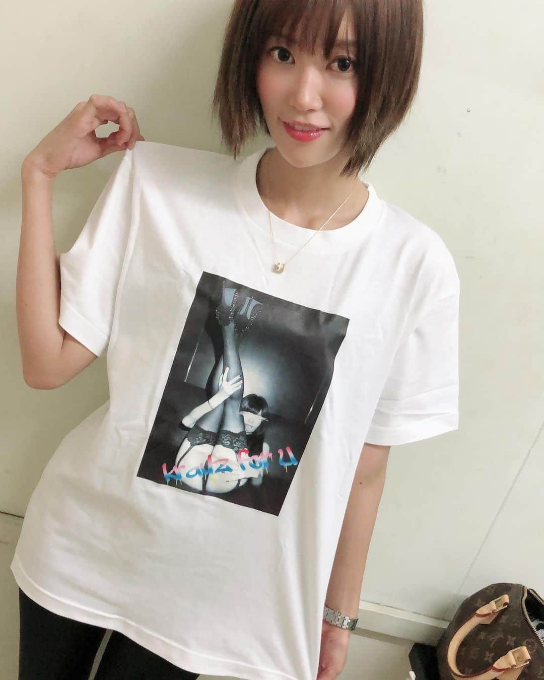 琥珀うたさんのインスタグラム写真 - (琥珀うたInstagram)「. . オリジナルTシャツ 白バージョン 絶賛発売中です☺️🙌🏼 My original T-shirt  Now on sale.  https://tenebraetokyo.com . . #original #オリジナル #数量限定 #limited #発売中 #tshirt」11月2日 15時19分 - uta0214khk