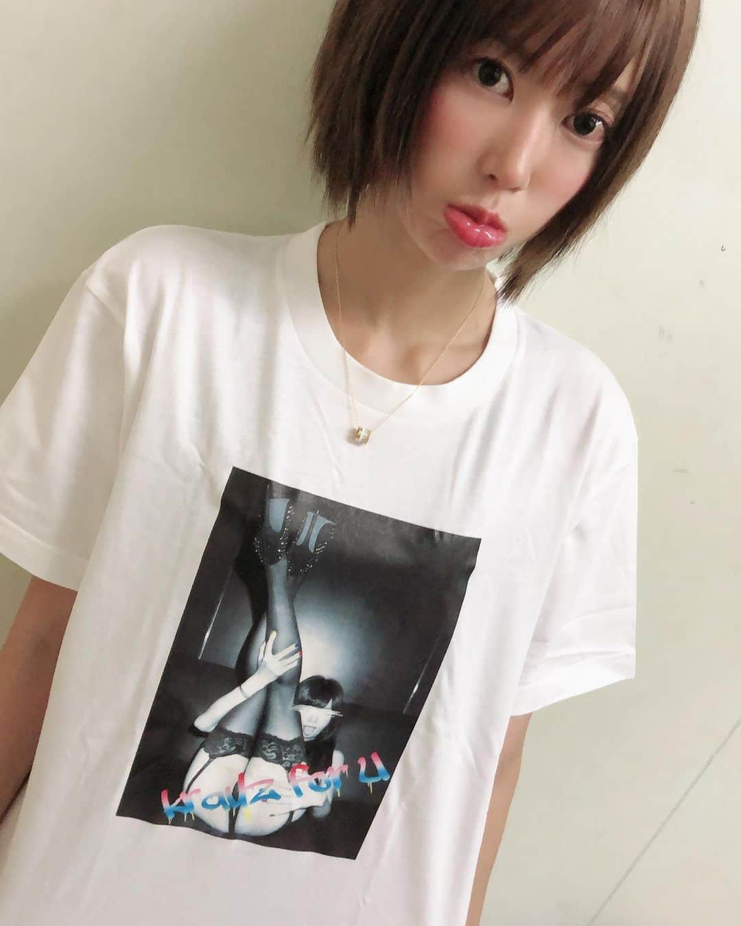 琥珀うたさんのインスタグラム写真 - (琥珀うたInstagram)「. . オリジナルTシャツ 白バージョン 絶賛発売中です☺️🙌🏼 My original T-shirt  Now on sale.  https://tenebraetokyo.com . . #original #オリジナル #数量限定 #limited #発売中 #tshirt」11月2日 15時19分 - uta0214khk