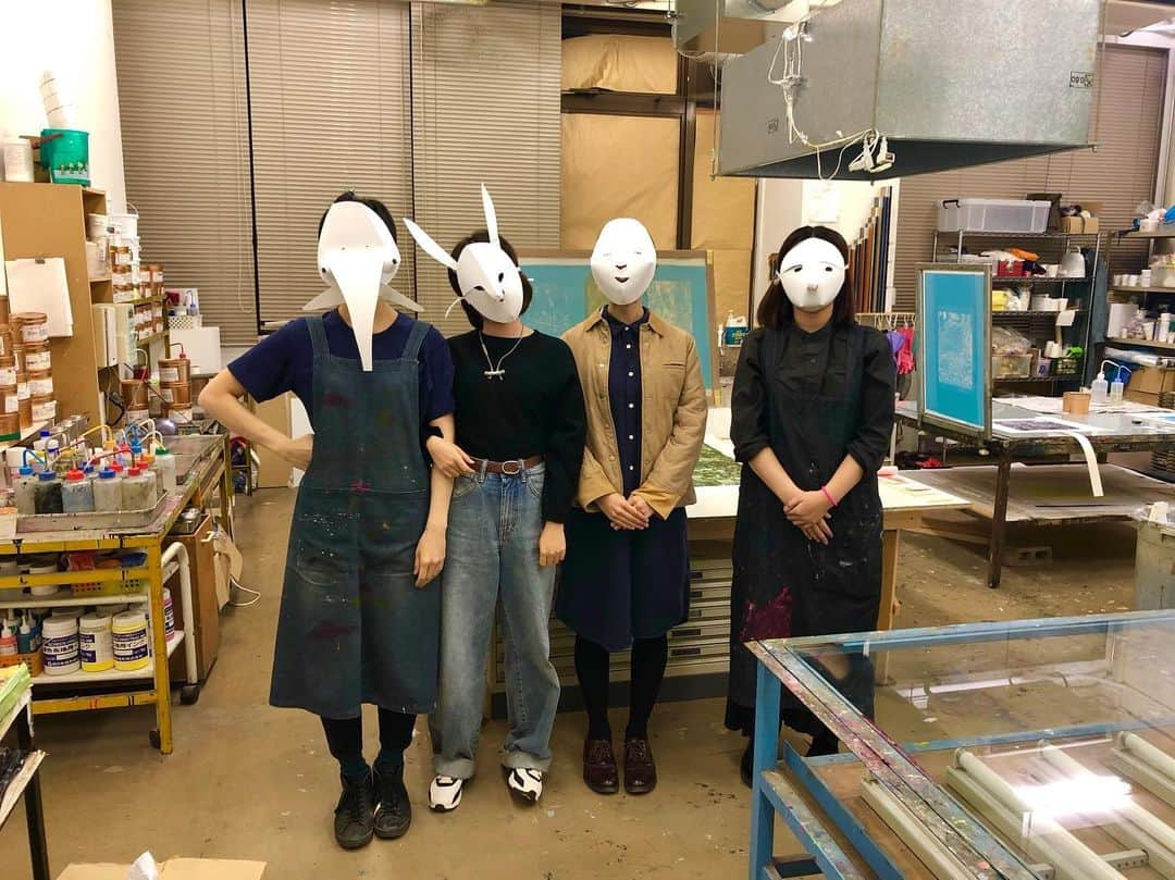 大澄れい（大崎緑）さんのインスタグラム写真 - (大澄れい（大崎緑）Instagram)「ハロウィン🎃の日に、こにちゃん作のお面(即座にして出来上がった！)をつけて📸 製作の合間の楽しいひとときでした❣️ ちなみに私はTシャツの人です。 #ハロウィン #お面 #可愛い恐ろし #京芸 #孔版研究室」11月2日 15時14分 - midori.ozaki