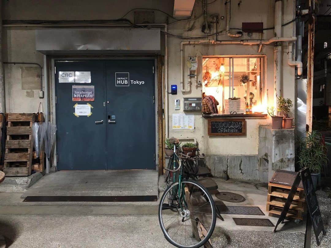 石井輝明さんのインスタグラム写真 - (石井輝明Instagram)「目黒。 今日は明治学院大学さんの学園祭にお邪魔しました。 夜ルミネでスリーバイスリーあるのでよろしくお願いします。  #fizroy #cafe #coffee #カフェ #東京カフェ #目黒カフェ #カフェ芸人 #明日は幕張でベストネタ #今回も16本やります #時間キツキツ #こぼれたらすいません #毎回終わった後はすんごくしんどい #マラソンしたくらいしんどい #マラソンしたことないけど #ボクシングの練習くらいしんどい #ボクシングの練習したことないけど #とにかくしんどい #来られる方はよろしくお願いします」11月2日 15時37分 - comandanteishii