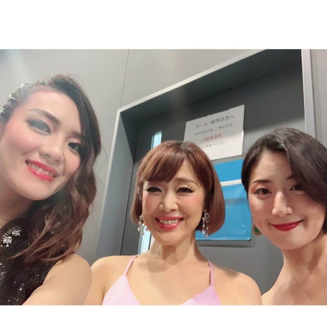 沢希理寿さんのインスタグラム写真 - (沢希理寿Instagram)「1週間以上経ってしまいましたが💦 先日無事にイイノホールにて「タンゴの魂」終了しました！  本場アルゼンチンは#ブエノスアイレス からお招きした アンドレスリネツキー楽団 の演奏が素晴らしすぎてファンになりました❤️ ブエノスアイレスの風を感じることができました✨  大好きな曲も素晴らしいオルケスタで聞けて尊敬する先輩方の歌とダンスも堪能できて感動の3日間でした‼️‼️ 私はタンゴ界最大の流行作家 #マリアーノモーレス 作曲の 「sin palabras」を スペイン語で歌わせていただきました！  緊張して震えましたがリネツキー楽団の演奏で歌わせていただけて 本当に本当に光栄な経験でした😭✨✨ やっぱりタンゴって格好良い❤️ これからも勉強したいと思いました☺️ いつかブエノスアイレス 行ってみたいな❤️ #イイノホール#アルゼンチンタンゴ  #アンドレスリネツキー #石井一孝 さん歌声もお人柄も素敵でした😍 #花木さち子 さん花木さんの美しい歌声とスペイン語に感動しました✨ #真波そら さん❤️写真がハロウィン仕様ですが笑ダンスが素敵過ぎる❤️ #輝城みつる 氏と月組以来デュエットしました❤️#romancedebarrio  #天宮菜生 ちゃん#玲実くれあ ちゃん観に来てくれて嬉しかった💓ありがとう😭」11月2日 15時45分 - rizu_sawaki