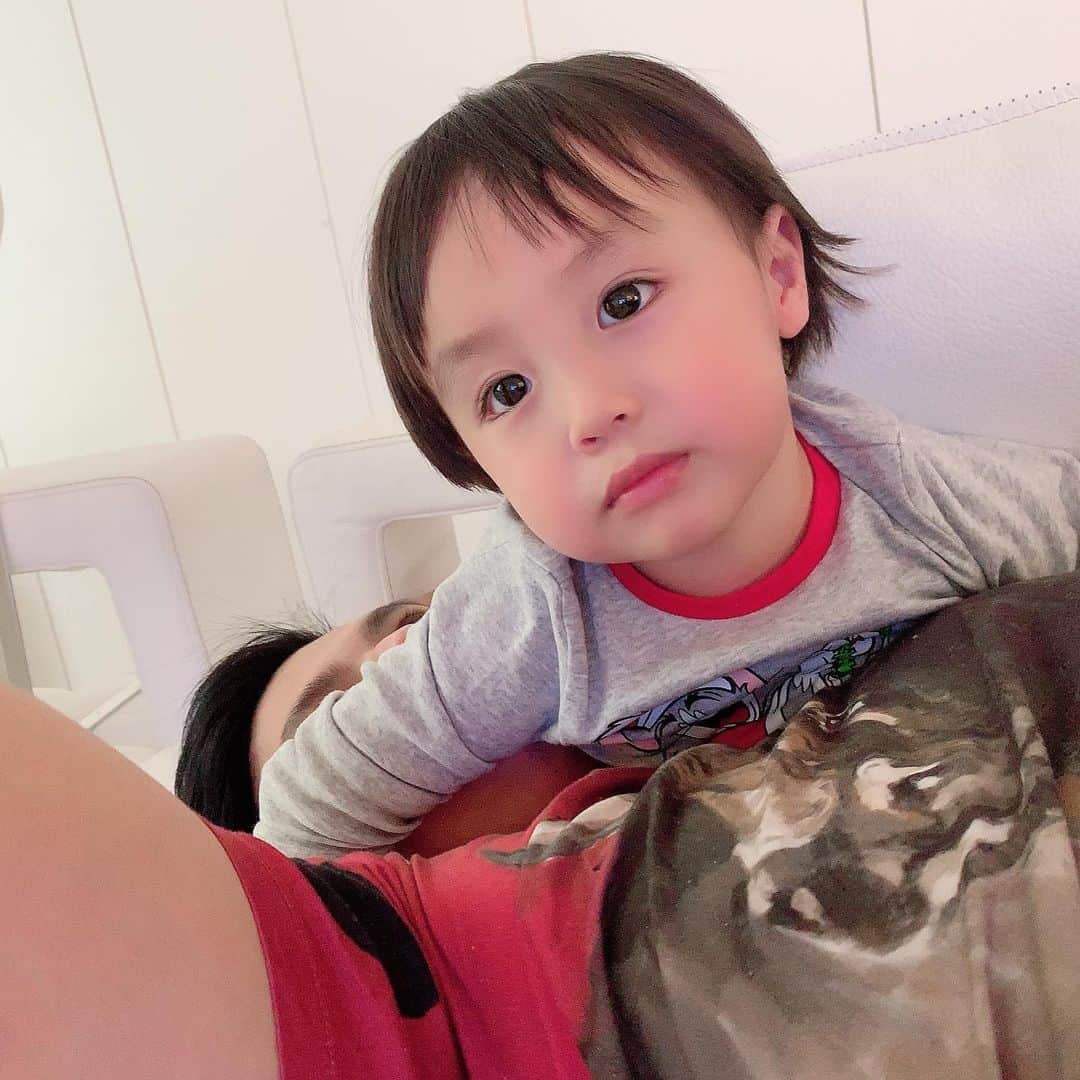 アレクサンダーさんのインスタグラム写真 - (アレクサンダーInstagram)「中々寝ないおちび❤️ いかがですか？ #niño  #昼寝」11月2日 15時48分 - alexanderfriends