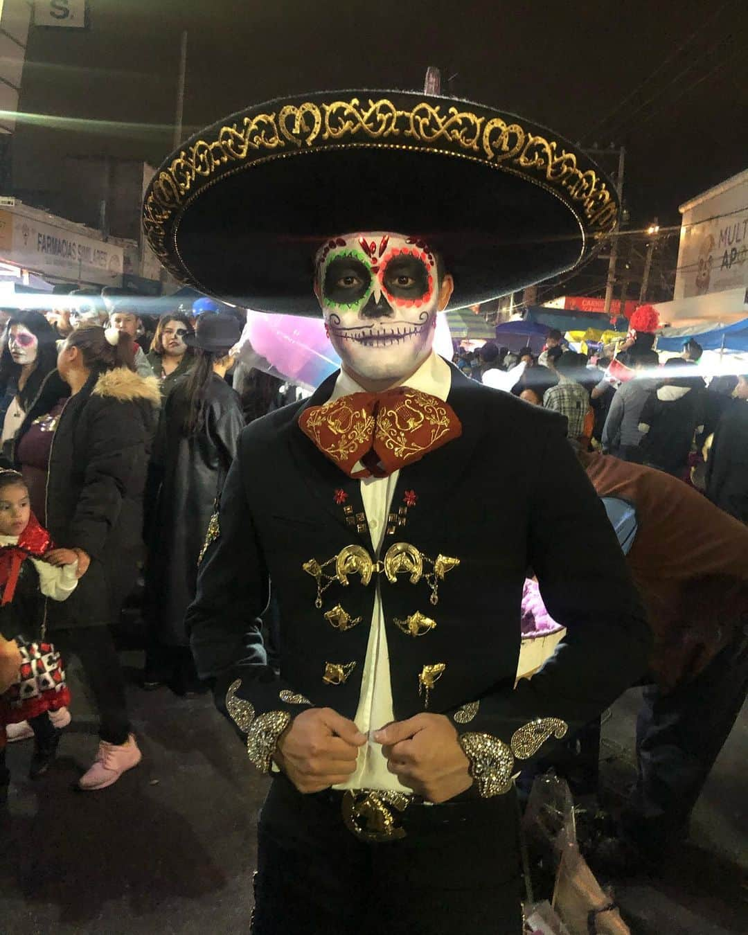 亀田和毅さんのインスタグラム写真 - (亀田和毅Instagram)「Día de los muertos 💀  Me encanta pasar esta fecha tan importante para los mexicanos. hoy disfrace de charro Catrin estilo mexicano! mi esposa maquilló 😊  今日は死者の日。すごい盛り上がり！3150  #diadelosmuertos #mexico #lindo #死者の日　#メキシコ」11月2日 16時04分 - tomokikameda