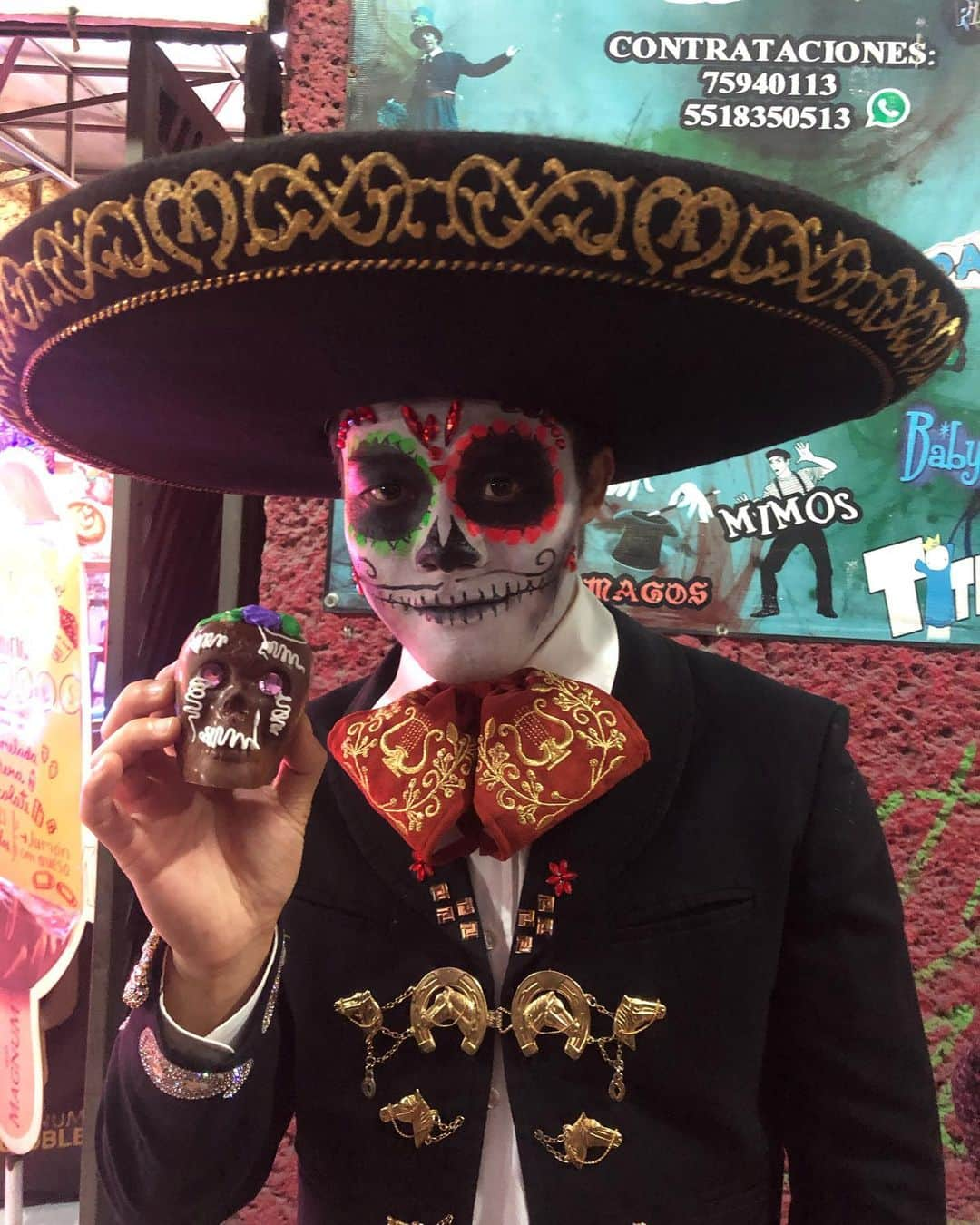 亀田和毅さんのインスタグラム写真 - (亀田和毅Instagram)「Día de los muertos 💀  Me encanta pasar esta fecha tan importante para los mexicanos. hoy disfrace de charro Catrin estilo mexicano! mi esposa maquilló 😊  今日は死者の日。すごい盛り上がり！3150  #diadelosmuertos #mexico #lindo #死者の日　#メキシコ」11月2日 16時04分 - tomokikameda