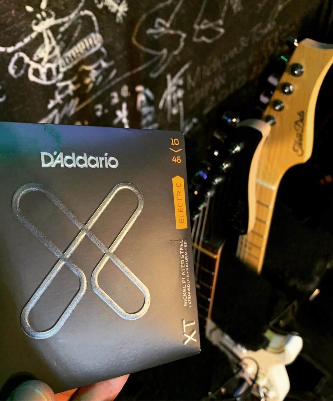 のインスタグラム：「試す日をずっと楽しみにしてたDaddario X。張り替えて驚いたのがトーンとテンション感の良さ。ストラトの美味しい部分だけ抜き取ってくれたみたいな感覚。弦のテンションも僕には丁度良い。これクセになりそう！ 今日から連続のハードワーク、どこまでこの状態をキープ出来るのか？期待高まる新シリーズ #daddariox」