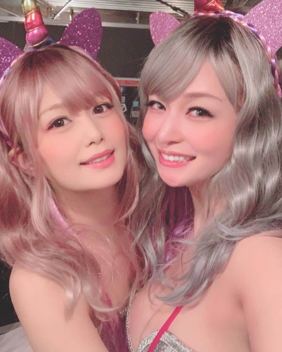 橘メアリーさんのインスタグラム写真 - (橘メアリーInstagram)「・ ・ 投稿遅くなったけど はっぴーはろうぃん🎃 ・ ・ 今年はぴかと ユニコーンやったよ🦄 キキララみたいで かわいいやろ？🥳💕 ・ ・ もうすでに来年のこと 考えてます😇🌈 ・ ・ #人混みを避けての渋ハロ #ハロウィンコスプレ #ハロウィン  #ハロウィン仮装 #ハロウィンメイク  #ユニコーン #halloween  #trickortreat #happyhalloween  #shibuya #shibuyahalloween」11月2日 16時04分 - tachibanamary