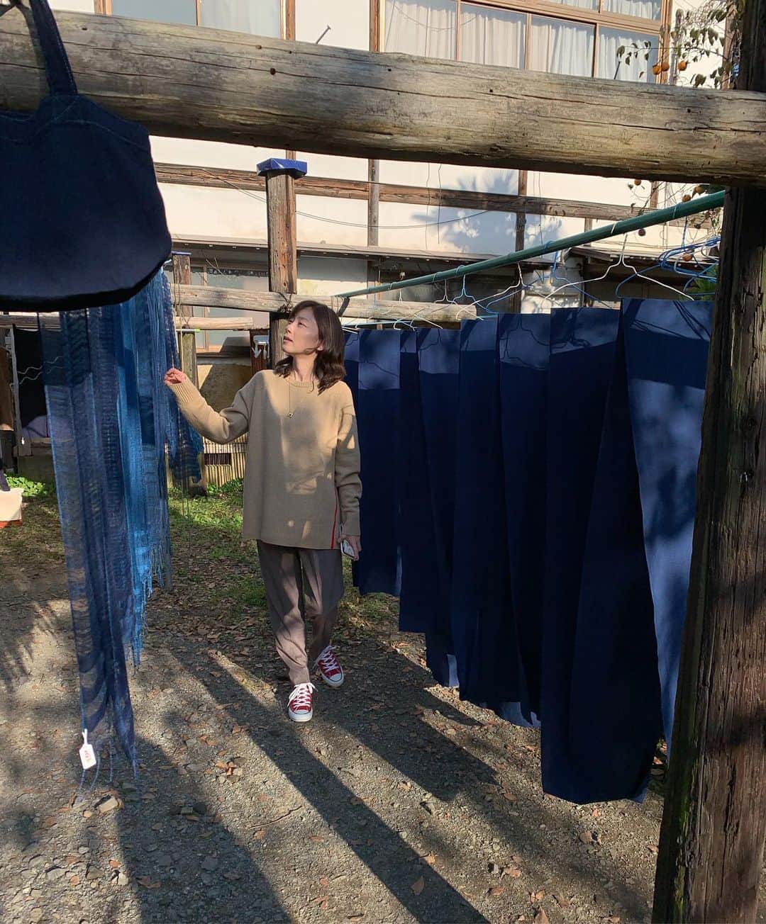小橋めぐみのインスタグラム：「益子は焼き物の町だと思っていたけれど、 藍染の工房も。 日下田藍染工房。 寛政元年に創業。 藍色の風が気持ちよかった。」