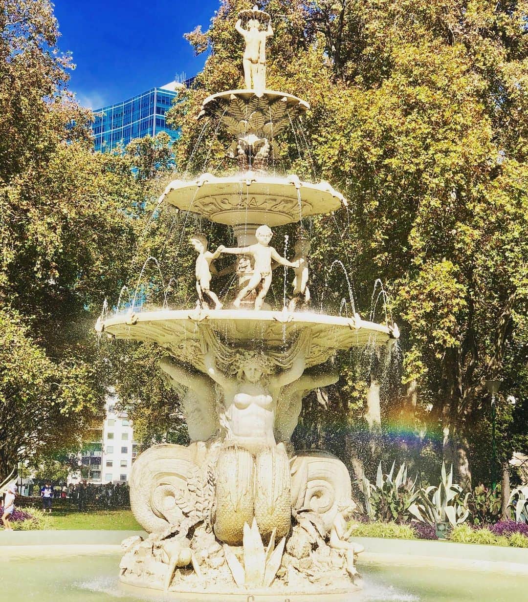佐々木真奈美のインスタグラム：「いいことがありそうな虹🌈 #australia #melbourne #オーストラリア旅行 #メルボルン旅行 #fountain #虹 #rainbow」