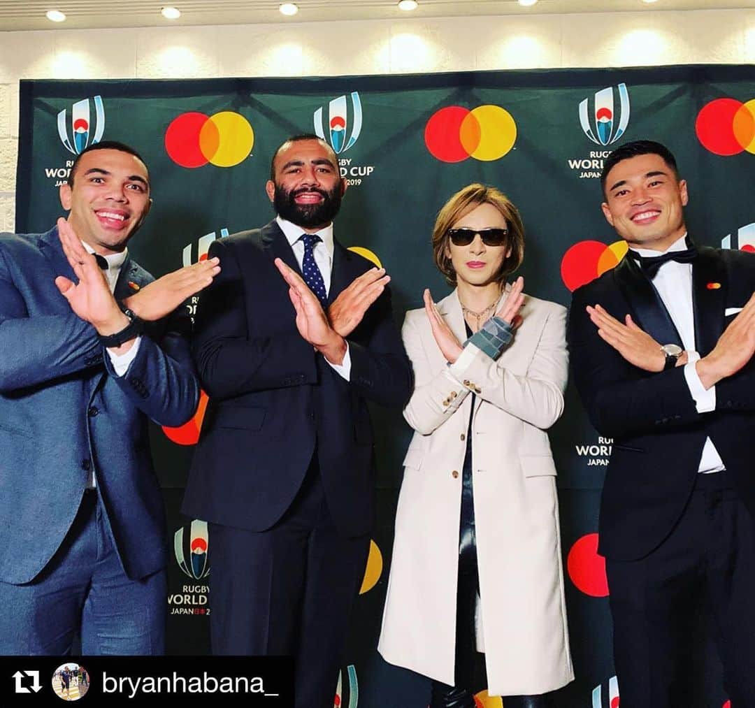 のインスタグラム：「Thank you for coming to the show last night!  I'll be at the @rugbyworldcup final! @bryanhabana_ @michael_leitch @yamadakihito  昨夜ショーに来てくれてありがとう！ 今日 @rugbyworldcupjp の決勝戦観に行きます！#yoshiki  Repost: @bryanhabana_  Incredible listening to the absolutely brilliant @yoshikiofficial perform live in front of an intimate audience thanks to @mastercard.」