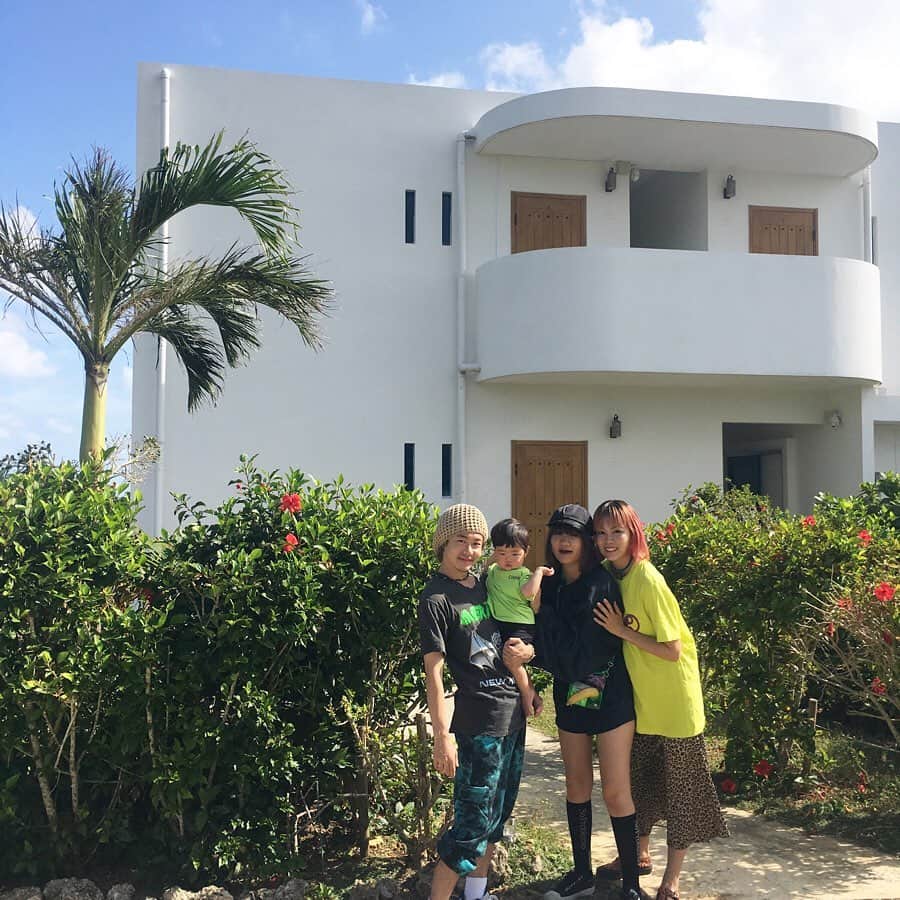 のインスタグラム：「宮古島ではオープンしたばかりの　@gloryisland_okinawa in Miyakojima に泊まったよ💖 @guppyheres2lyfe 一家がプロデュースしてるホテル！ お部屋からの景色もめちゃくちゃ綺麗で、夜はプラネタリウム以上の星空🌌 お部屋も素敵だし、ジョイントマットにベビーチェア、ベビーベッド、ベビーバスetc...赤ちゃんや子連れにも優しい宿になってました😭👏🏻👏🏻👏🏻 のんびーり過ごしたい方オススメだよー✨ また、泊まりに行きたい！本当もうすでに宮古が恋しいー😭 ㅤㅤㅤㅤㅤㅤㅤㅤㅤㅤ #宮古島　#沖縄　#子連れ沖縄　#子連れ宮古島 #子連れ旅行 #miyakojima #okinawa #子連れに優しいホテル　#momoe旅 #touisrus #とういざらす #とういざうるす #ももえのママごと」