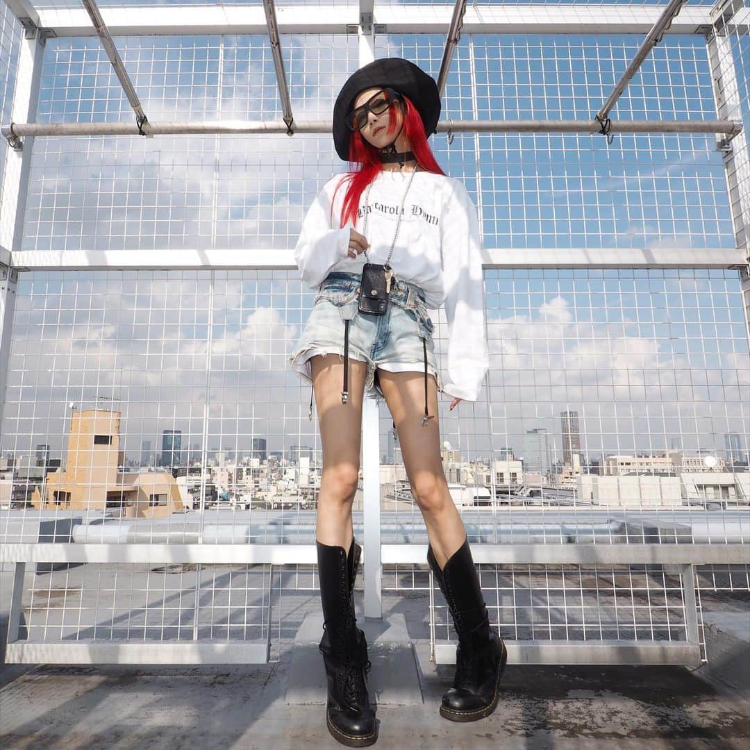 si ouxのインスタグラム：「ロンTの裾を短パンから出すワザ﻿ ﻿ #きょうの太陽浴 ﻿ ﻿ ﻿ tee #barcarolahymn﻿ bottoms #sly﻿ hat #cyberdyne ﻿ boots #drmartens ﻿ eyewear #IMAX﻿ ﻿ ﻿ ﻿ ﻿ #selfportrait #bravogreatphoto #girlscreating #creative_ace #artofvisuals #photomanipulation #ourmoodydays #olympus #epl7 #olympuspen #olympusepl7 #MZUIKODIGITAL25mm #selfie #selfies #redhair #redhaircolor #redhaired」