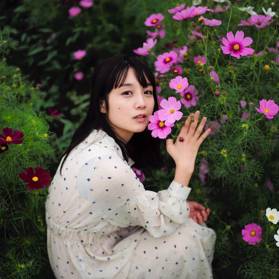 岡野真也のインスタグラム：「花が好きになったのはここ2〜3年のことです。今の私が小学生だったら、将来の夢はきっと花屋さん(ちなみに当時はパン屋さんと書いていた)  玄関にも何かしら花を飾っているのだけれど大抵 「摘んできたの？」と言われます。  #portrait #leica #秋桜 🌸💐🌸💐🌸💐」