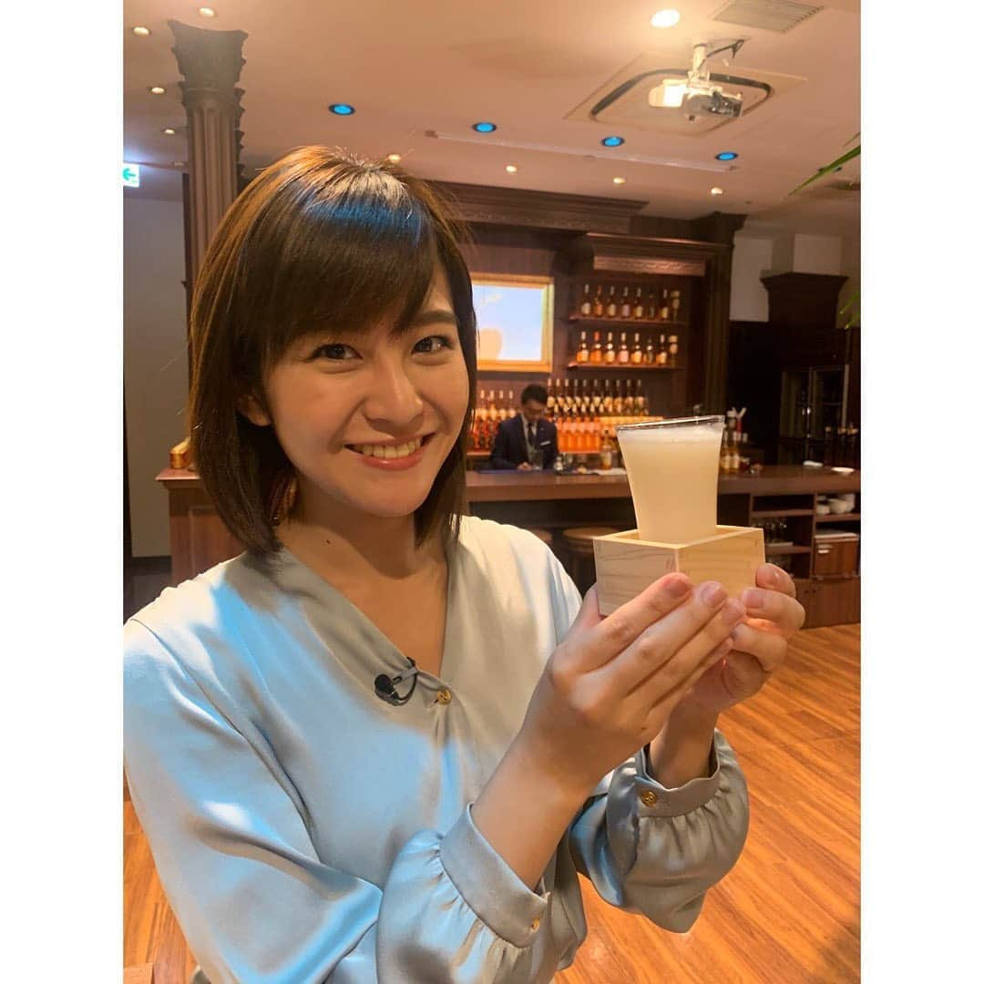 林美桜さんのインスタグラム写真 - (林美桜Instagram)「. 今週の#スーパーJチャンネル 新着ニュースです☺️ . 私の手、ペンで汚れすぎ😂 ニュースが終わるといつもこんな感じです。準備段階の慌て具合がよくわかる。以前、大西アナにびっくりされました😂 . 紀さんは原稿の中に難しい読み方やリズムの単語が出てくると、優しく隣でリズムをとってくれます😭いつもいつも助けてくれます😂本当に優しい先輩🥺😭🥺 . 2枚目は木曜日の取材、 #ザ・チョーヤ (#The CHOYA ) #銀座 BAR #梅酒 専門のバーを取材しました🍹お洒落でした🥺 . お酒はいつのんでも美味しいですが、秋に飲むお酒、いいですよね🍸 . 来週は、月木金新着ニュースを担当する予定です‼️ #チョーヤ#梅酒#銀座」11月2日 16時17分 - miou0hayashi