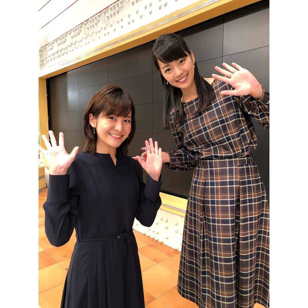 林美桜さんのインスタグラム写真 - (林美桜Instagram)「. 今週の#スーパーJチャンネル 新着ニュースです☺️ . 私の手、ペンで汚れすぎ😂 ニュースが終わるといつもこんな感じです。準備段階の慌て具合がよくわかる。以前、大西アナにびっくりされました😂 . 紀さんは原稿の中に難しい読み方やリズムの単語が出てくると、優しく隣でリズムをとってくれます😭いつもいつも助けてくれます😂本当に優しい先輩🥺😭🥺 . 2枚目は木曜日の取材、 #ザ・チョーヤ (#The CHOYA ) #銀座 BAR #梅酒 専門のバーを取材しました🍹お洒落でした🥺 . お酒はいつのんでも美味しいですが、秋に飲むお酒、いいですよね🍸 . 来週は、月木金新着ニュースを担当する予定です‼️ #チョーヤ#梅酒#銀座」11月2日 16時17分 - miou0hayashi