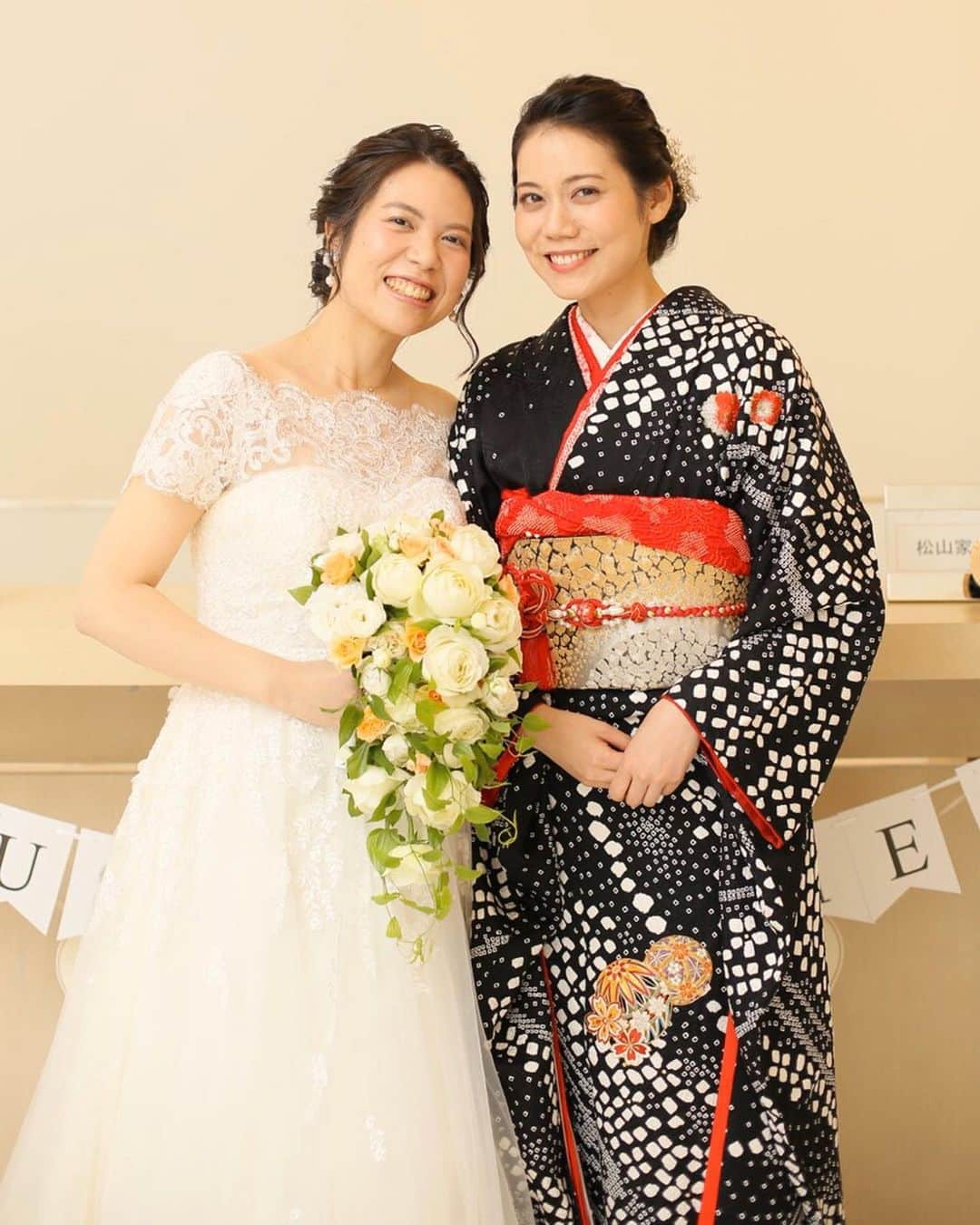 松山愛里さんのインスタグラム写真 - (松山愛里Instagram)「. 姉の結婚式の写真が届いたので姉妹ショットちらり✨ 妹スピーチ後に仲良く手を繋いで中座👭 泣かないと決めてたのに、 スピーチでボロ泣きしてしまった後です。笑 振袖は両親からの成人お祝い👘🌹」11月2日 16時34分 - airi__matsuyama