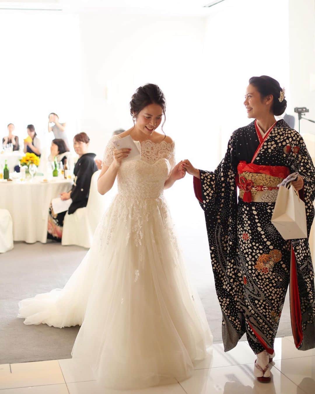 松山愛里さんのインスタグラム写真 - (松山愛里Instagram)「. 姉の結婚式の写真が届いたので姉妹ショットちらり✨ 妹スピーチ後に仲良く手を繋いで中座👭 泣かないと決めてたのに、 スピーチでボロ泣きしてしまった後です。笑 振袖は両親からの成人お祝い👘🌹」11月2日 16時34分 - airi__matsuyama