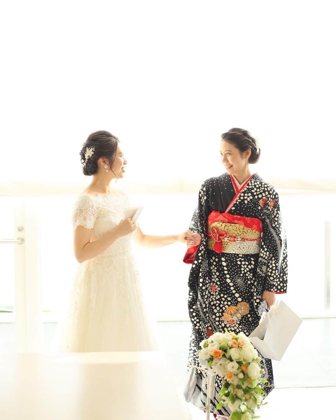 松山愛里のインスタグラム：「. 姉の結婚式の写真が届いたので姉妹ショットちらり✨ 妹スピーチ後に仲良く手を繋いで中座👭 泣かないと決めてたのに、 スピーチでボロ泣きしてしまった後です。笑 振袖は両親からの成人お祝い👘🌹」