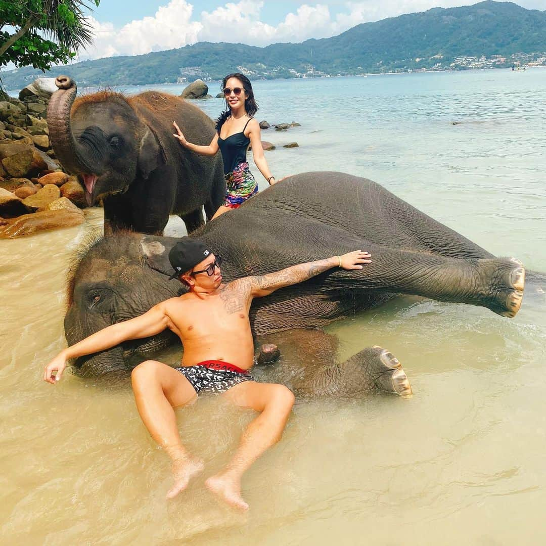 西片かずひろさんのインスタグラム写真 - (西片かずひろInstagram)「象と水遊び🐘  これから世界中の動物達と絡んでいこうと思います🌏 情報ください🔆  #bestinphuket🌶 #ぞう #ぞうの国 #象 #象が好き #象の鼻 #象の水浴び #象と水遊び #象と水浴び #象と写真撮影 #象と遊ぶ」11月2日 16時36分 - bond_915