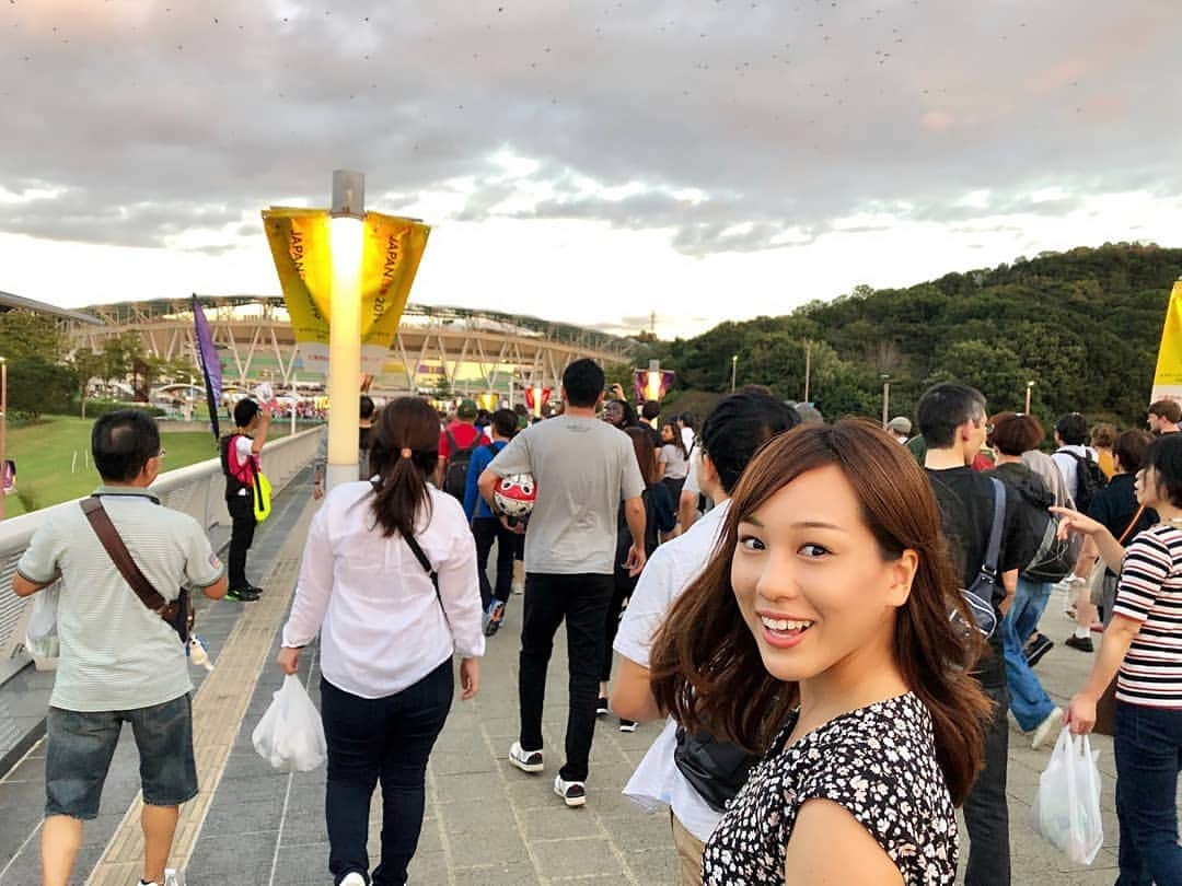 久保円華のインスタグラム：「﻿ South Africa v Italy in Shizuoka.﻿ Before the game started, Schalk Brits walked around near the stands and kindly took selfies with audience by our phones!!﻿ I can't post the photo for televising rights though.﻿ ﻿ ﻿ 南アフリカ対イタリアの試合観戦 in 静岡！﻿ ﻿ 練習時から素人目にも南アフリカの屈強さが際立っていました🇿🇦﻿ ﻿ この日出場メンバーでなかったスカルク・ブリッツ選手は、スタンドの近くを歩き、自ら観客のスマートフォンを持って一緒に自撮りしてくれるという大サービス！！😳﻿ ﻿ 権利の関係でスタジアム内の写真は載せられないのですが💦スカルク・ブリッツ選手の紳士エピソード、インターネット上にも様々に掲載されています。﻿ 朗らかで一瞬でファンになりました...😍﻿ ﻿ ﻿ #ラグビーワールドカップ#エコパスタジアム#スカルクブリッツ#南アフリカ#静岡#袋井市#久保円華#rugbyworldcup#rugby#shizuoka#ecopastadium#southafrica#schalkbrits」