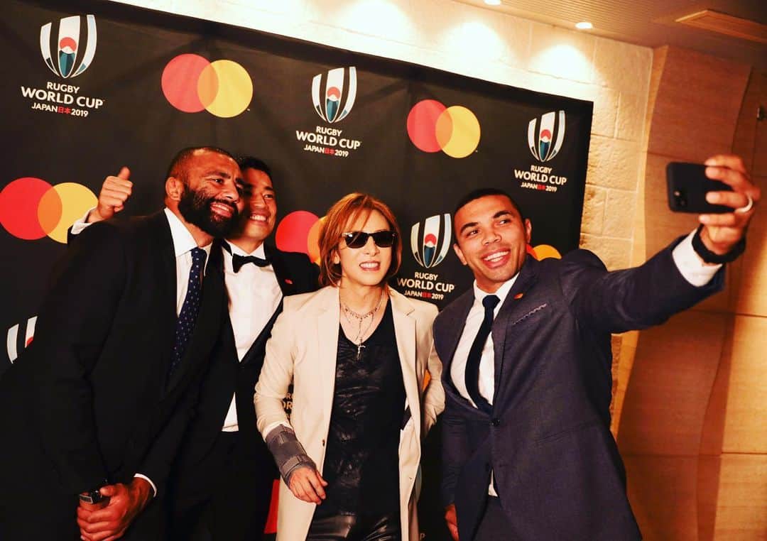 のインスタグラム：「More pics! Thank you for coming to the show last night! I'll be at the @rugbyworldcup final! @bryanhabana_ @michael_leitch @yamadakihito 昨夜ショーに来てくれてありがとう！ これから @rugbyworldcupjp の決勝戦観に行きます！#yoshiki」
