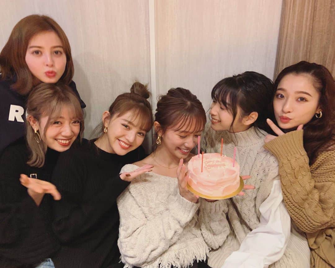 永井理子のインスタグラム：「HappyBirthday Chisato🎉 ちさとの幸せそうな顔みたら 私も、うれしみ☺︎❤︎ #1030」