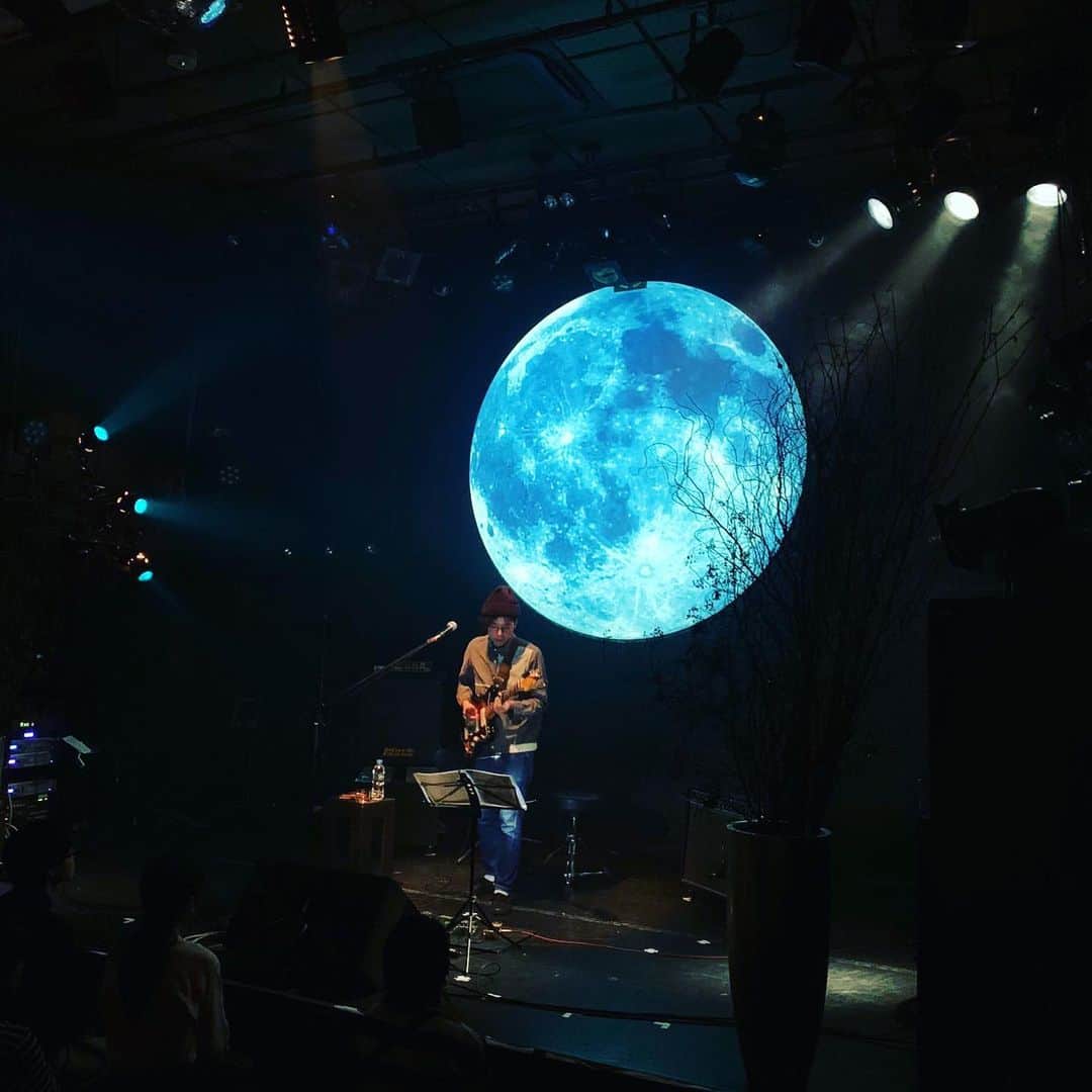 大谷友介さんのインスタグラム写真 - (大谷友介Instagram)「月を背負う男。  観に来ていただいみんなどうもありがとう😊 キセルもグォンナムさん @kwontree_ も素晴らしかった。 いい夜だったね〜  2019.10.29 at 月見ル君想フ @moonromantic_jp  #オオヤユウスケ #キセル #月見ル君想フ」11月2日 17時00分 - oya_yusuke