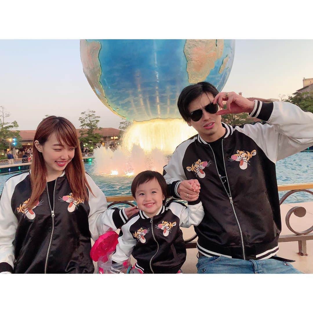 のインスタグラム：「ディズニーシーでおそろいコーデ💓💓💓 大人用は前からあるんだけど、KIDS用はたぶん最近発売されたばかりなんだ  #ディズニーシー #ティガー」