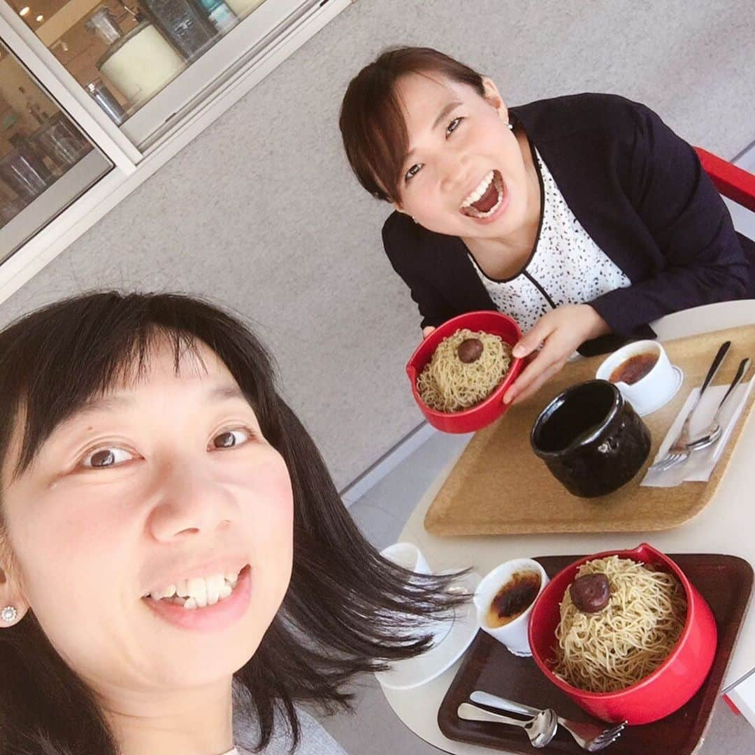 平野 早矢香さんのインスタグラム写真 - (平野 早矢香Instagram)「色んな人に会えたよシリーズ💕 1. #仙台育英 の同級生、優子✨なんと今は私の地元鹿沼市に住んでるという奇跡😄トークショー に会いに来てくれました！ 2. #卓球仲間 学生時代何度も対戦してなかなか勝てなかった #坂本沙織 ちゃん✨ 沙織ちゃん人生初タピオカ（笑）気に入ってくれた模様😋 3.いつも可愛がって相手してもらっている #仙台育英 冨永先輩💕 4.先輩と一緒に念願の #恵那川上屋  #栗一筋 を食べに岐阜まで🚗 このモンブラン、私のすっごくタイプです😍😍😍美味しい‼️ 5. 講演先でお土産いただきました✨ #しいたけブラザーズ 6. そして #野山のはちみつ  7&8. 可愛い可愛い甥っ子ちゃん💕 成長が早いです✨  本日11月2日(土)は #BSテレ東 #卓球ジャパン #夜10時から #ゲストは #先週に引き続き #藤沼亜衣 さん #卓球道スペシャルコーチ #森薗美咲 さん #みてねー」11月2日 17時09分 - sayakahirano0324