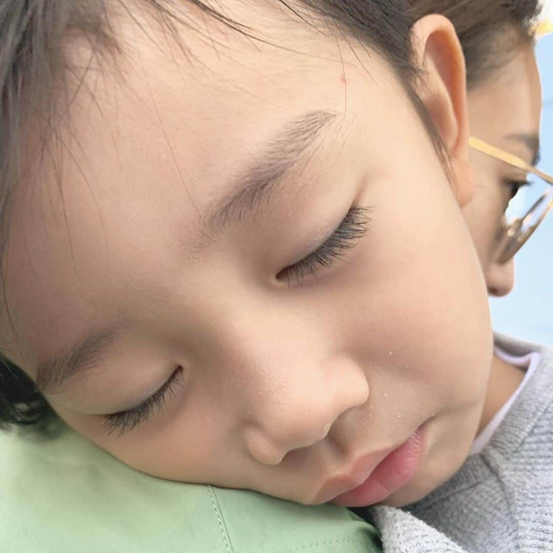 小堀ケネスさんのインスタグラム写真 - (小堀ケネスInstagram)「幸せディーン君！ この笑顔を見るために鬼ママとパパは何でもしてあげちゃう親バカです。😅 Happy Dean Dean!  Disney makes his World Go Round! 😄  #notdrunk #littledean #mommy #minifamilyvacation #tokyodisneyland #tokyodisneysea #happytimes #ディーン君#鬼ママ#パパ#プチ家族旅行#東京ディズニーランド#東京ディズニーシー#笑顔いっぱい#日々感謝  @mariakamiyama」11月2日 17時22分 - kenkob0903