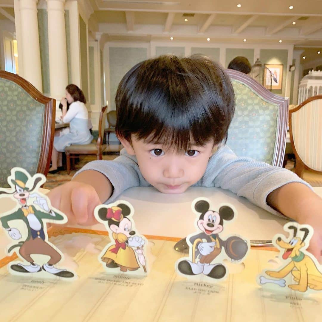 小堀ケネスさんのインスタグラム写真 - (小堀ケネスInstagram)「幸せディーン君！ この笑顔を見るために鬼ママとパパは何でもしてあげちゃう親バカです。😅 Happy Dean Dean!  Disney makes his World Go Round! 😄  #notdrunk #littledean #mommy #minifamilyvacation #tokyodisneyland #tokyodisneysea #happytimes #ディーン君#鬼ママ#パパ#プチ家族旅行#東京ディズニーランド#東京ディズニーシー#笑顔いっぱい#日々感謝  @mariakamiyama」11月2日 17時22分 - kenkob0903