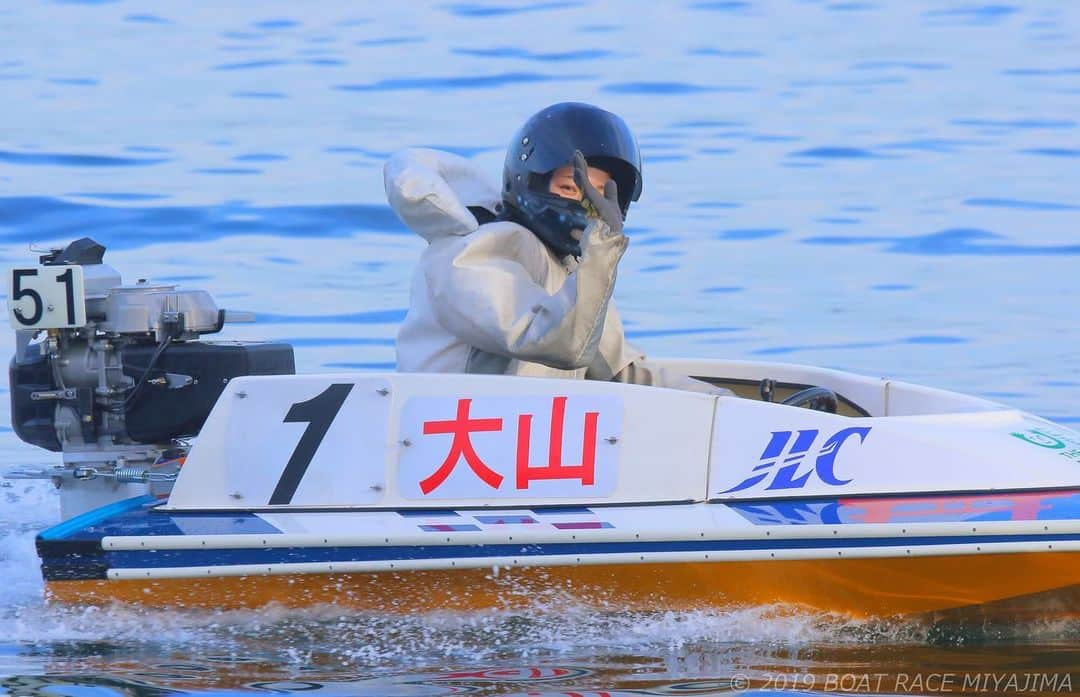 ボートレース宮島さんのインスタグラム写真 - (ボートレース宮島Instagram)「. ❤GⅢマンスリーBOATRACE杯争奪宮島プリンセスカップ❤ . 見事優勝に輝いたのは、福岡支部の🥇大山千広選手🥇 . 大山 選手は１１戦９勝・予選トップの好成績で、優勝戦は１コースから 逃げ を決め、前節・ 常滑に続き連続優勝！ 今年５回目・通算９回目(当地は初)の優勝を飾りました🎊🎊 . 大山選手、優勝本当におめでとうございます✨✨💐 . ファンの皆さま、一節間ご愛顧 誠にありがとうございました🍀 次節もボートレース宮島をよろしくお願いいたします✨ . 🐵「次節は11月6日から第4回ボートレース宮島直前予想杯🚤」 . . #ボートレース宮島 #宮島競艇場 #宮島競艇 #パルボート宮島 #モンタ #ボートレース #boatrace #競艇 #競艇場 #ボートレースな日々  #ボレジョ #ボートレーサー #女子レーサー #宮島プリンセスカップ #プリンセス  #福岡支部 #大山千広 #逃げ #優勝戦 #優勝 #優勝おめでとう🎉 #好成績」11月2日 17時19分 - boatrace_miyajima