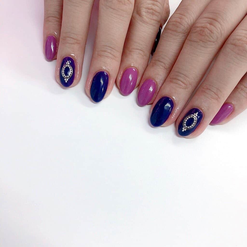 大谷咲子のインスタグラム：「ネイル変えてきました🤗 今度のお芝居の役的に紫にしたくて…💅 普段あまり何か付けたりしないのだけど薬指だけ付けてもらいました✨  #nail #inmene #tokiseventea」