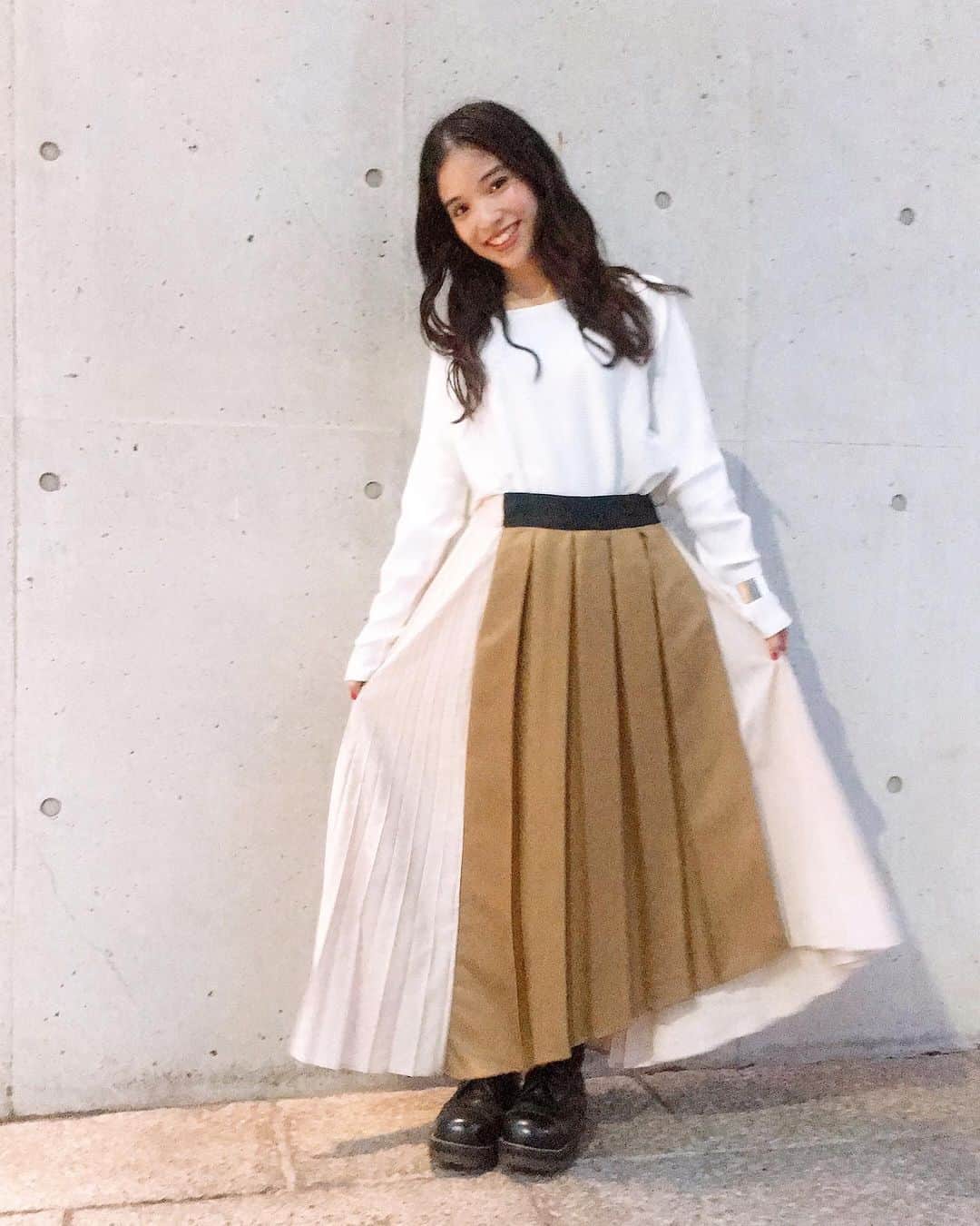 仮谷せいらのインスタグラム：「Odora Never CryのMV衣装👗💕 スカートに動きがあるので 踊っててテンションあがっちゃいました😗 靴はマーチンのブーツで これまた可愛かったんだな〜🥾😘 .衣装にも注目して見てみてください✨  #OdoraNeverCry」