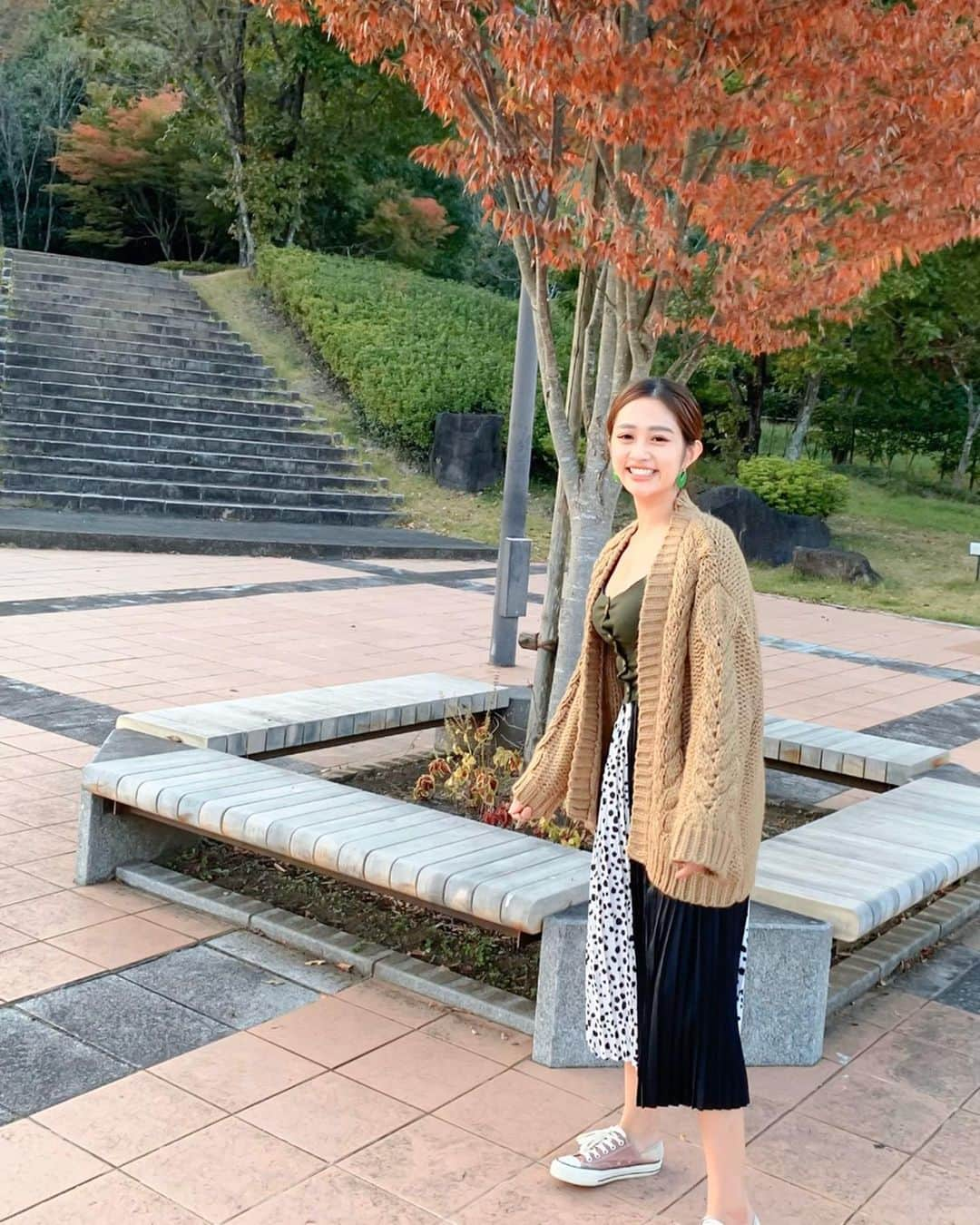 橘リンさんのインスタグラム写真 - (橘リンInstagram)「大分県！ 紅葉みると秋だな〜てなる🍁 金木犀の香りも好き♡ . . @titivate の #ケーブルデザインニットカーディガン に　@emiriawiz_official の切替えプリーツスカート 👗 . . #紅葉 #秋 #ママコーデ #titivate #ティティベイト #titivatestyle #今日のコーデ #コーデ #プチプラコーデ #ママコーデ #emiriawiz」11月2日 17時30分 - rincharon